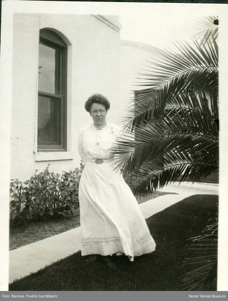 Professor Hales sekretær i hagen i Pasadena, ved Mount Wilson, California