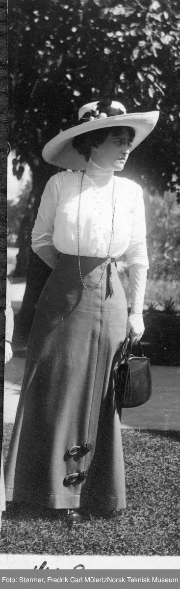 Kvinne i hage, California, 1915.