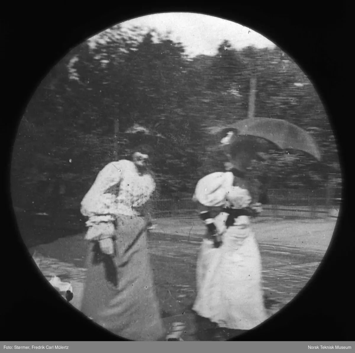 Ragnhild Welhaven (senere fru Bjelke) og Thora Christoffersen fotografert i Oslo