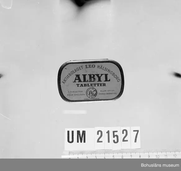 594 Landskap BOHUSLÄN

Invändigt blank utvändigt gulfärgad med svart text: "Albyl Tabletter". 
Med röd text: "Aktiebolaget Leo Hälsingborg. 2 tabletter 3 ggr dagligen eller efter läkarens ordination."

UMFF 29:12