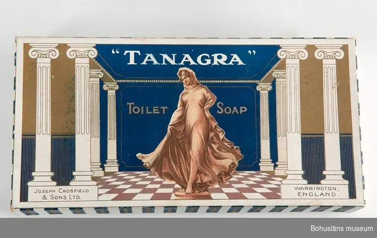 Pappask för tvålar, engelsk tillverkning.
Märkt: "Tanagra" "Toilet-soap".
Innehåll: Tom.