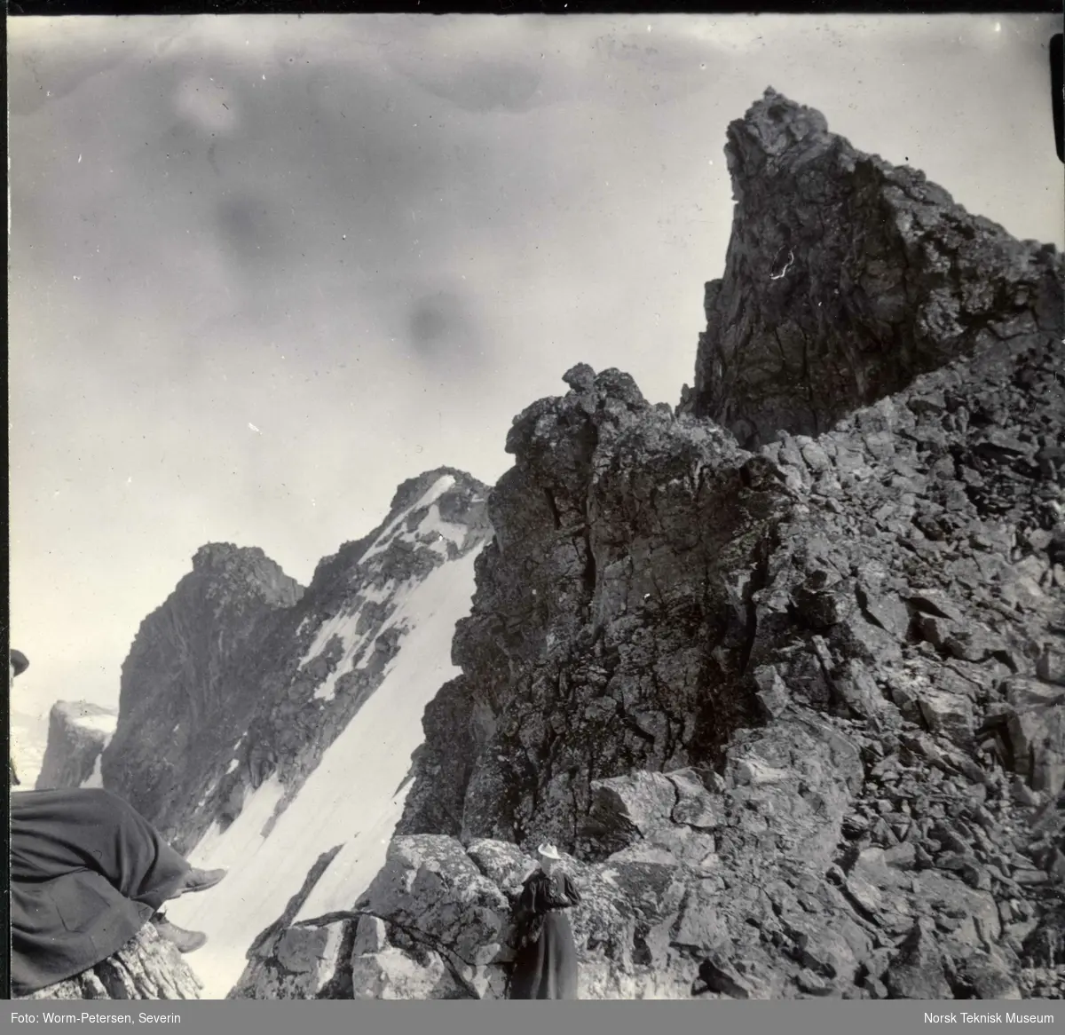 Alette Falck i forgrunnen og Kristine Bonnevie ved Dyrhaugstinden i Jotunheimen