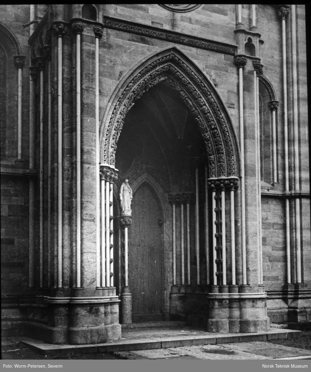 Trondheims domkirke. Kongeinngangen