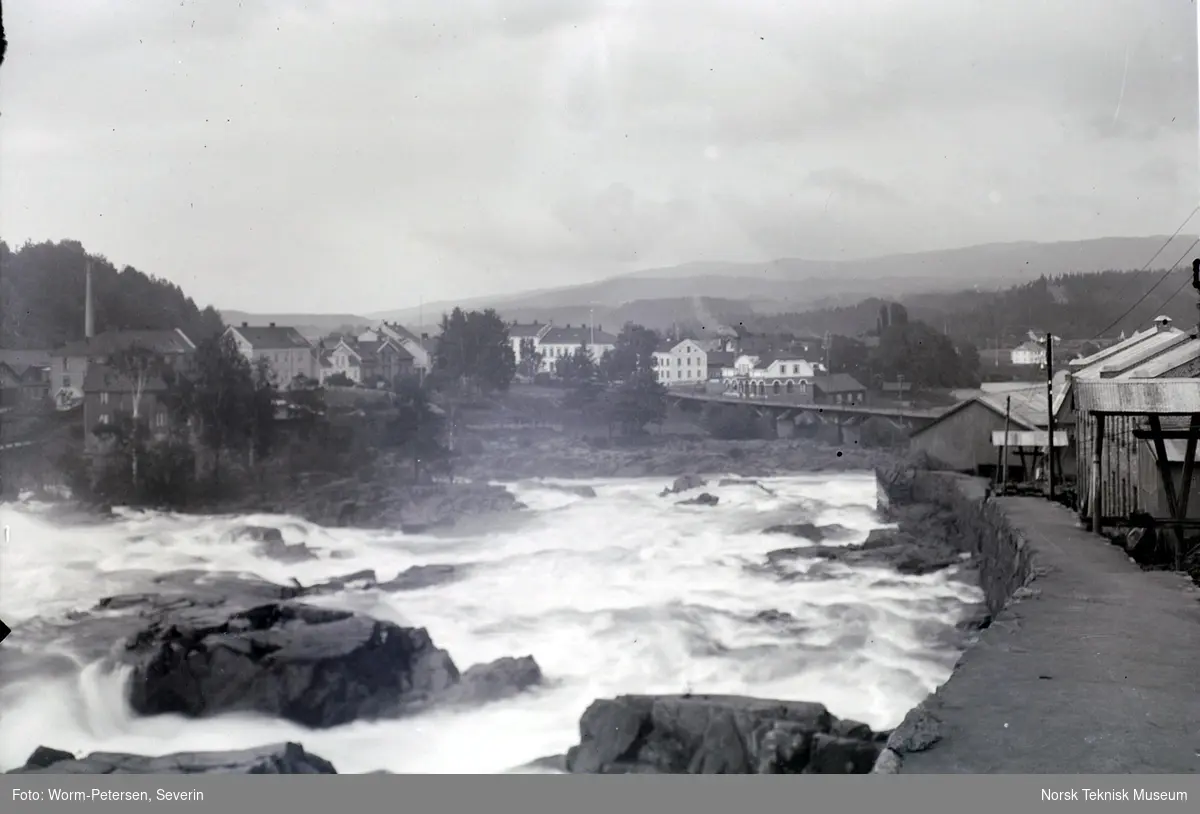 Hønefoss, utsikt fra fossen ned mot byen.