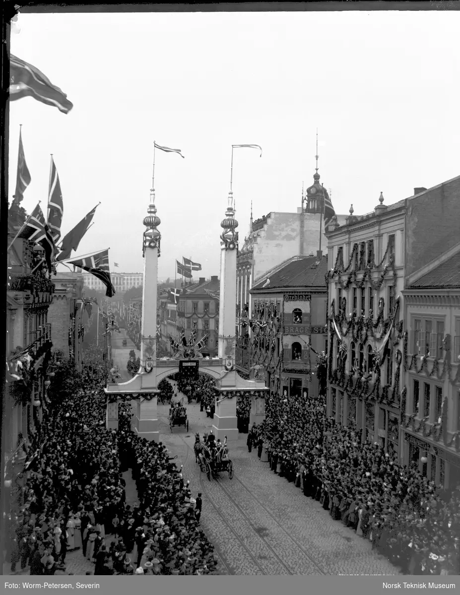 Oscar IIs kongejubileum 1897, kronprinsparets vogn foran æresporten