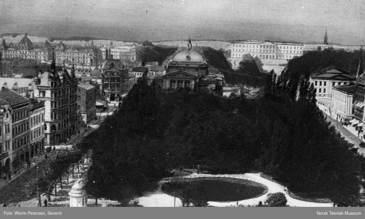 Tegning av Nationaltheatret, Studenterlunden og Slottet sett fra Stortinget