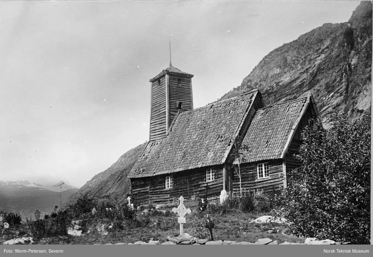 Gaupne gamle kirke, Luster.