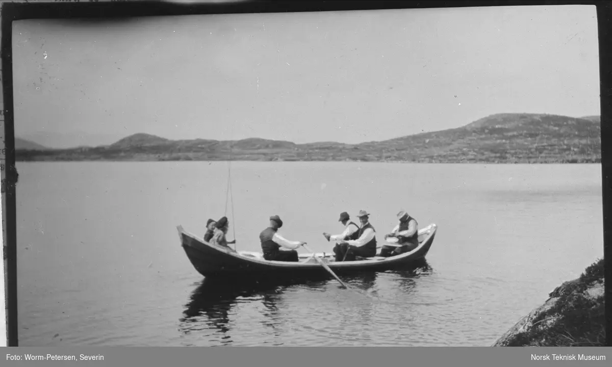 En gruppe mennesker i en robåt