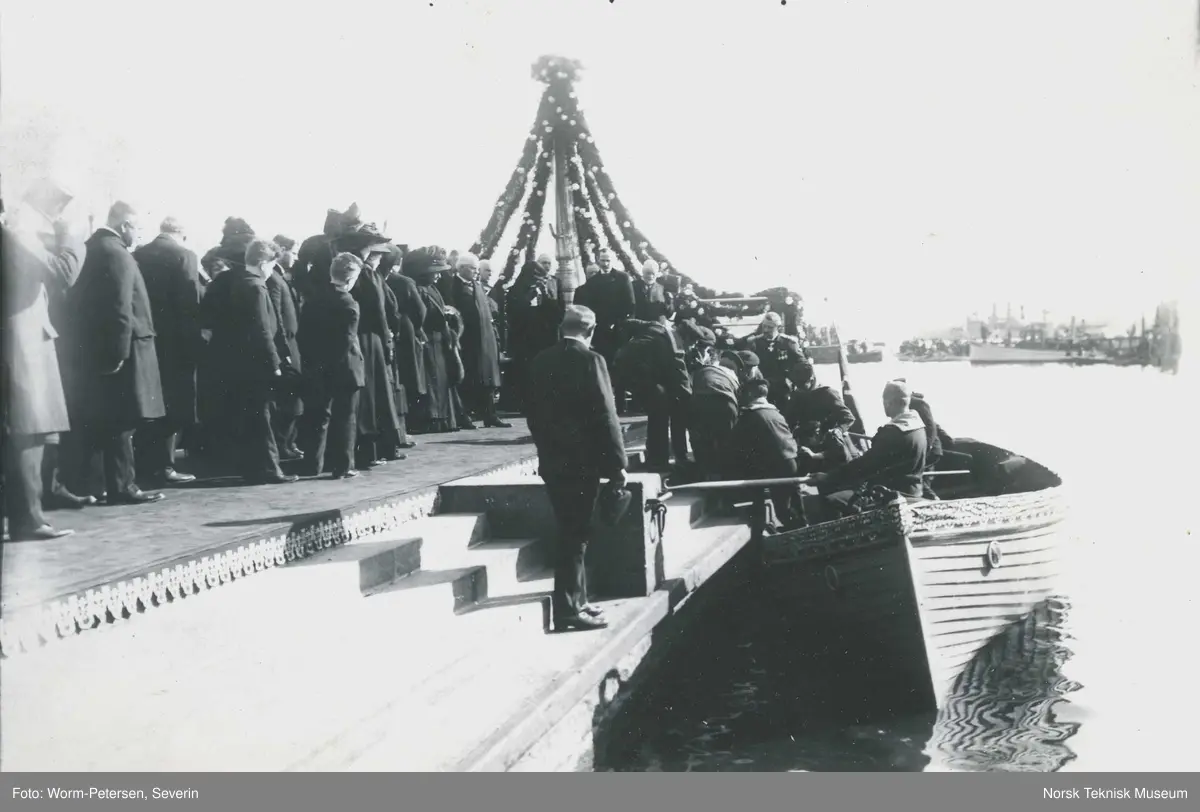 Fra Bjørnstjerne Bjørnsons begravelse, april 1910, kisten bæres i land etter å ha blitt fraktet fra Paris via København med panserskipet "Norge".