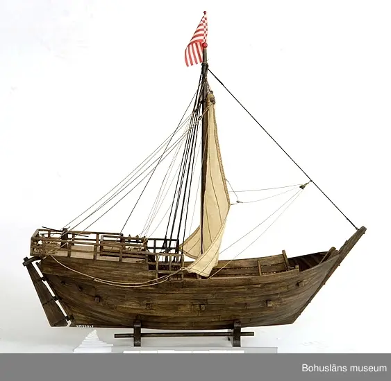 Föremålet visas i basutställningen Kustland, Bohusläns museum, Uddevalla.

Modell av medeltida kogg i skala 1:50.
Förebilden är den kogg, daterad 1380, som togs upp i Bremens hamn 1962 och som visas på Deutsches Schiffahrtsmuseum i Bremerhaven.

Modellen är tillverkad av den polske modellbåtbyggaren Jerzy Litwin, antikvarie på museiavdelningen, skeppsbyggnadsavdelningen på Centralne Muzeum Morskie i Gdansk. Han är specialicerad på medeltida skeppskonstruktioner.

Modellen är tillverkad till sommarutställningen 1988 på Bohusläns museum som presenterade Mollösundskoggen från 1300-talet (UM023101).

Litteratur:
Klaus-Peter Kiedel, Uwe Schnall, "Die Hanse-Kogge von 1380", Geschichte, Fund, Bergung, Wiederaufbau, Konservierung, Förderverein Deutsches Schiffahrtsmuseum, Bremerhaven, 2. Auflage (1989).

Se Bilagepärmen UM23849 för korrespondens.