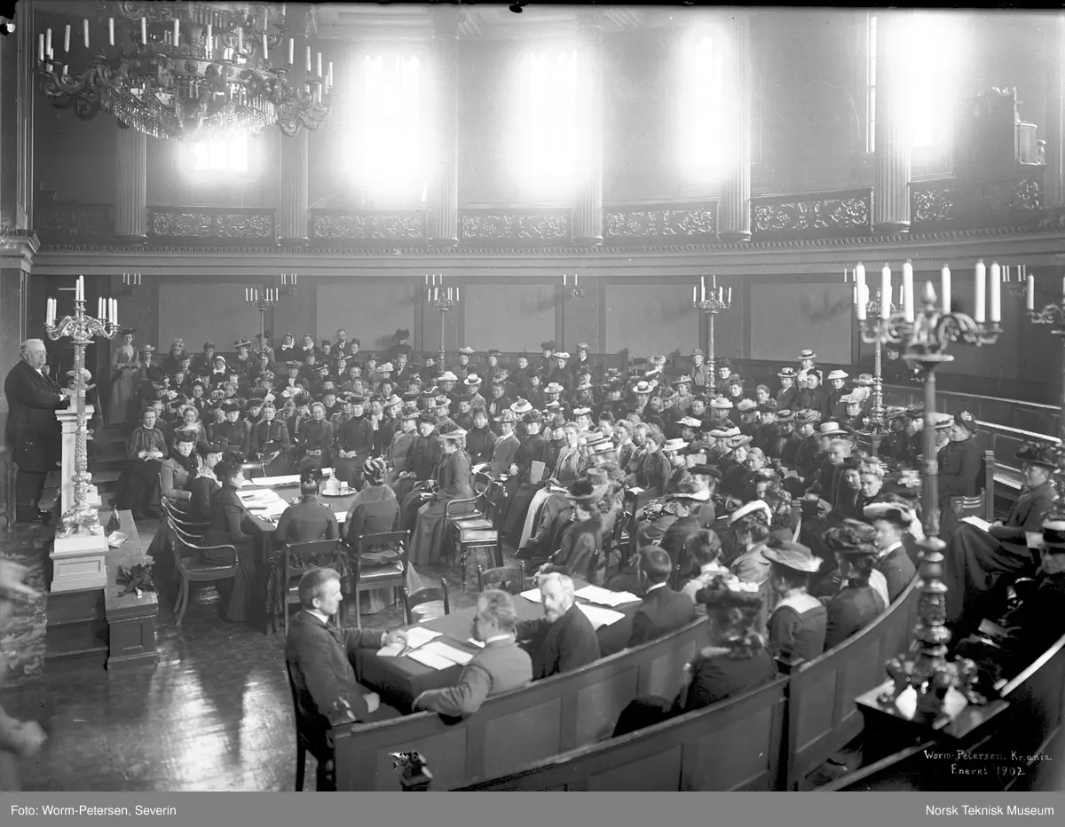 Kvinnesaksmøtet i 1902, arrangert av Norske Kvinners Sanitetsforening. Pastor Knudsen på talerstolen i Gamle festsal ved Universitetet i Oslo