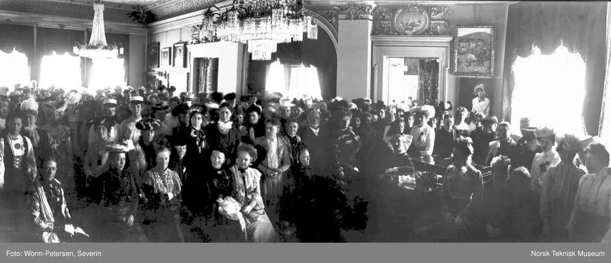 Kvinnesaksmøtet: Samme gruppe interiør hos Blehr, antagelig i Oscarsgate 12, statsminister Otto Albert Blehrs bolig.