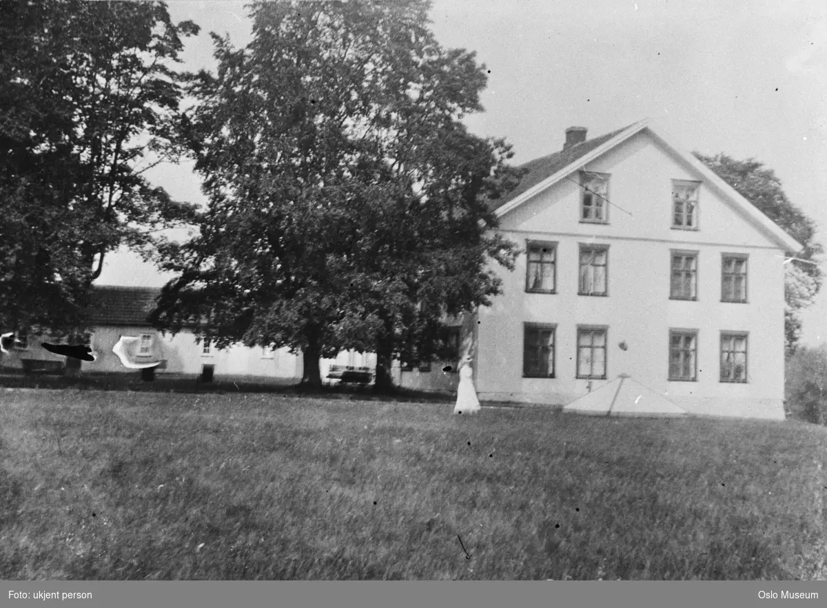 Fjugstad gård, bolighus, hage, kvinne