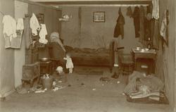 Arbeiderhjem på Sagene, Oslo. Mor med to barn fotografert i 