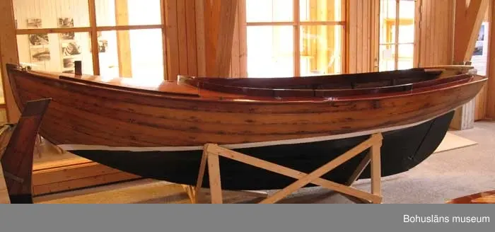 Klinkbyggd julle, Långedragsjulle,  av typen J 10 nr. 153, "Tio-julle".
Längd: 5 meter, bredd: 1,90 meter, djup: 0,74 meter, järnköl: 220 kg. 
Segelyta: 10 kvadratmeter. Seglet märkt J10 153.
Båten är byggd på Johannes Olssons Båtbyggeri i Kungsviken på Orust 1943 och var en av sex J 10:or som byggdes där detta år.
Bordläggning av ek på spant av ek, kopparnitad. Akterspegel av ek. Däck av oregonpine, skarndäck och sarg av mahogny. Pållare av ek. Roder av ek och roderkult av fur. Tofter av ek i akter, medan tofter på sidorna saknas. Fem stöd för dessa senare tofter finns kvar.
Allt trä fernissat. Botten svartmålad, vit vattenlinje. Gråmålade durkar.
Till båten hör originalmast samt dacronsegel från 1968.