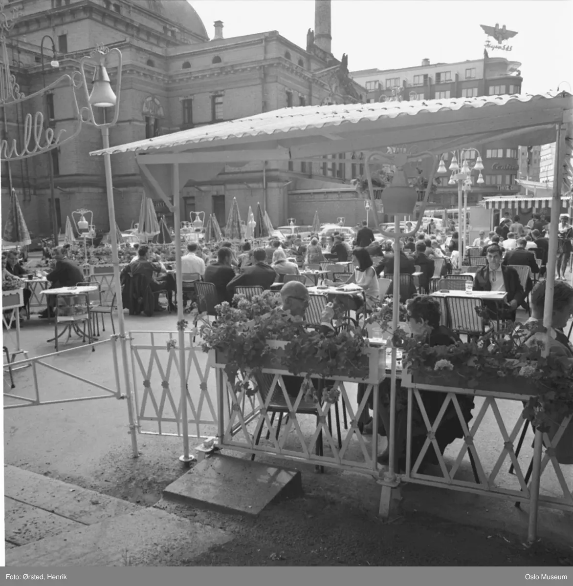 Pernille friluftsrestaurant, småbord, gjester, parasoller, Nationaltheatret