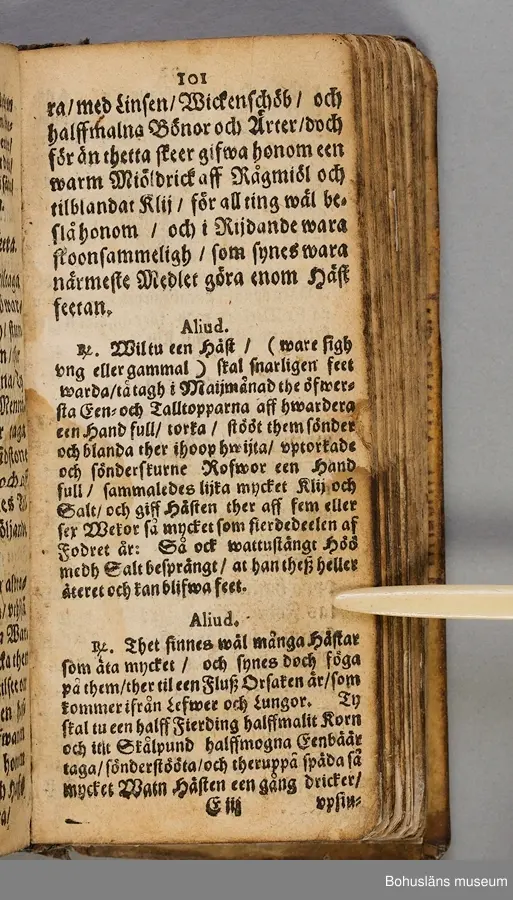 Originalupplaga tryckt i Stockholm 1647 hos Heinrich Keyser.
12:o., duodecimoformat,  (8), 258, (8) sidor. Nött helskinnsband. Oläslig namnteckning på pärmsidans insida tillsammans med täta anteckningar och årtalen 1659. Inlagan hårt skuren. Originalupplagans utvikbara plascher saknas.

Sammanbunden med Mårten Behms ( även Martin Böhme) (1559-1636) bok "Een ny och ganska nyttigh Läkiarebook om Häste Läkedomar" som är den andra på svenska tryckta boken om hästvård- och skötsel, utgiven 1648 i Stockholm hos samma tryckare. Behms bok ligger först i inbindningen.