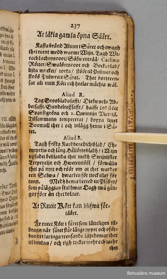 Originalupplaga tryckt i Stockholm 1647 hos Heinrich Keyser.
12:o., duodecimoformat,  (8), 258, (8) sidor. Nött helskinnsband. Oläslig namnteckning på pärmsidans insida tillsammans med täta anteckningar och årtalen 1659. Inlagan hårt skuren. Originalupplagans utvikbara plascher saknas.

Sammanbunden med Mårten Behms ( även Martin Böhme) (1559-1636) bok "Een ny och ganska nyttigh Läkiarebook om Häste Läkedomar" som är den andra på svenska tryckta boken om hästvård- och skötsel, utgiven 1648 i Stockholm hos samma tryckare. Behms bok ligger först i inbindningen.