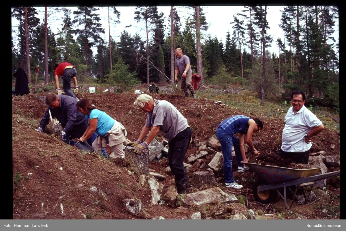 Snarsmon var en boplats för några resandefamiljer mellan ca 1860 och 1907. På platsen finns spår efter 10-12 hus. Tre av dessa undersöktes arkeologiskt 2004-2007.

Snarsmon var bosted for romanifamilier mellom ca. 1860 og 1907. På stedet finnes det spor etter 10-12 hus. Tre av disse ble undersøkt arkeologisk i åra 2004-2007.