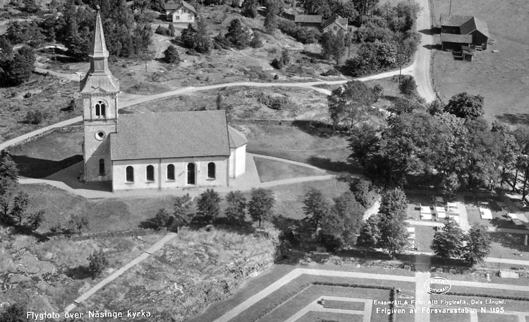 Enligt AB Flygtrafik Bengtsfors: "Näsinge Bohuslän".
Enligt text på fotot: "Flygfoto över Näsinge kyrka".