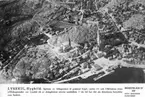 Sverigebilder. Svenska turistföreningen.
Bohuslän 17. Foto: Marinens flygvärn.
Lysekil, Flygbild. Spetsen av Stångenäset är gammal bygd;
under 15- och 1700-talens stora sillfiskeperioder var Lysekil
ett av skärgårdens största samhällen. I vår tid har det sin
förnämsta betydelse som badort.