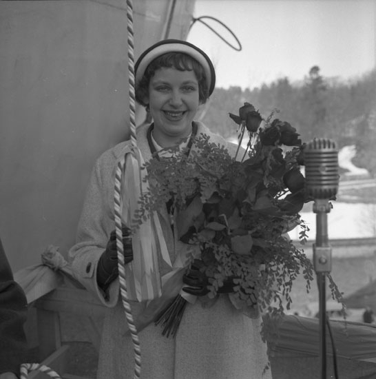 Dop och sjösättning av fartyg 173 M/T Carl Gorthon. Fartygets gudmor med blombukett.