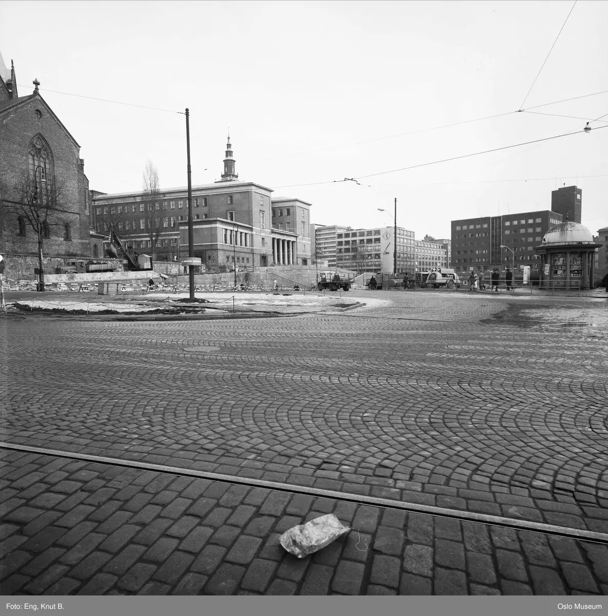 gateløp, Trefoldighetskirken, Deichmanske bibliotek, kontorbygninger, Hovedbrannstasjonen, biler, brostein