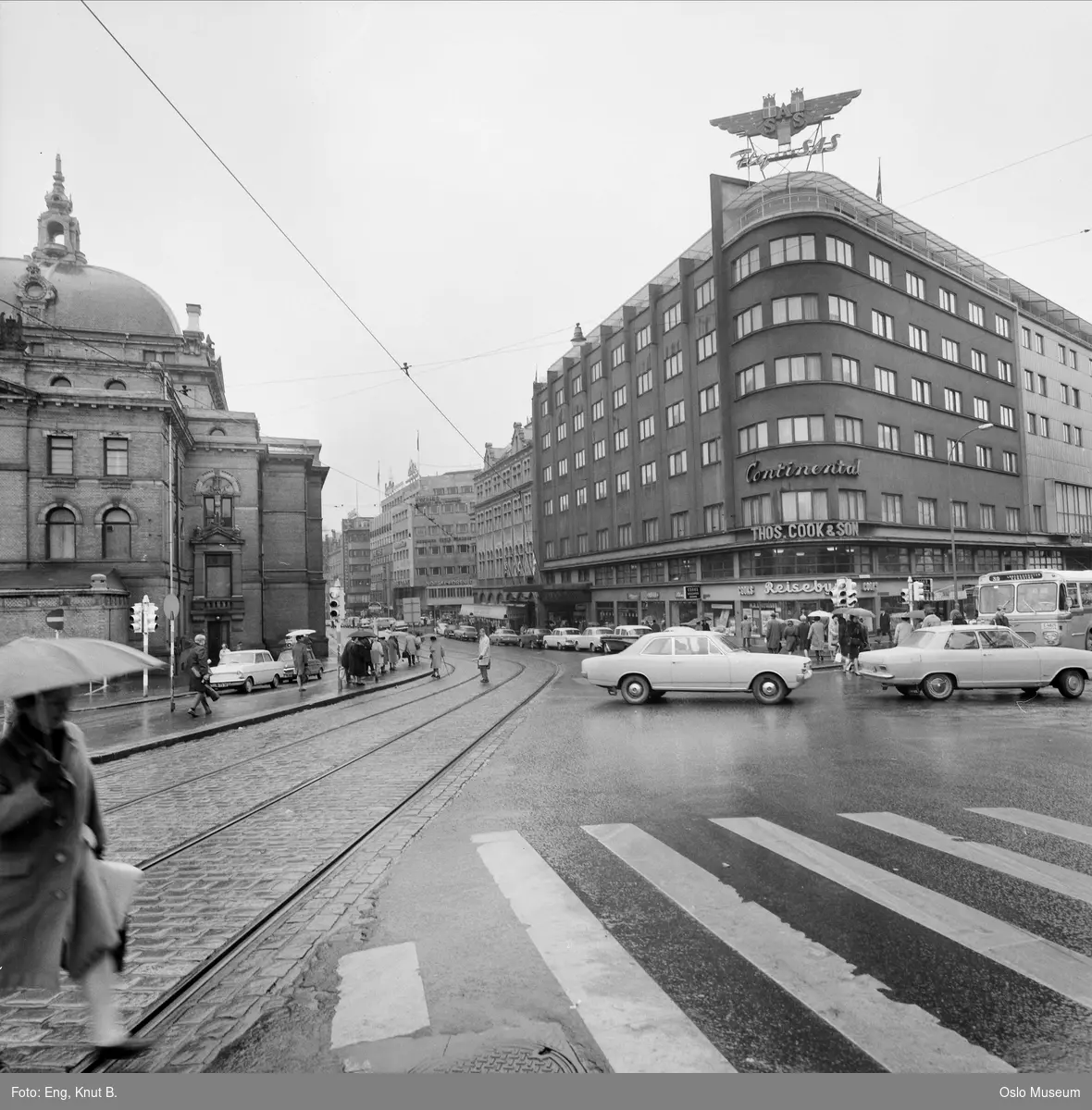 gateløp, fotgjengerovergang, Hotel Continental, Nationaltheatret, kontorbygninger, trafikklys, biler, mennesker, paraplyer, regnvær