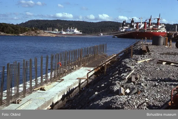 Projekt -73. Kärraverken byggs och Sörviksvarvet byggs ut. Fartygen ligger förtöjda vid ön för vidare leverans.