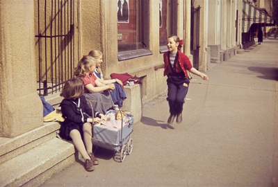 Lek på fortauet ved Parkteatret kino.