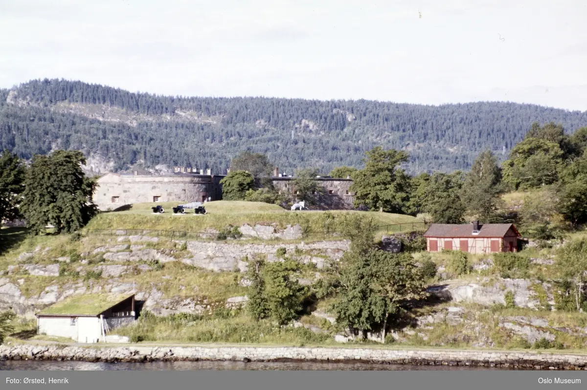 Oscarsborg festning, kanoner, fjord, ås, skog