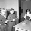 Skolklass från Bokenäset vid prisutdelning på Uddevalla Museum 1958