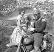 Miss SM delar ut blommor till en förare på SM Motocross, Kuröd, Uddevalla, den 6 september 1959