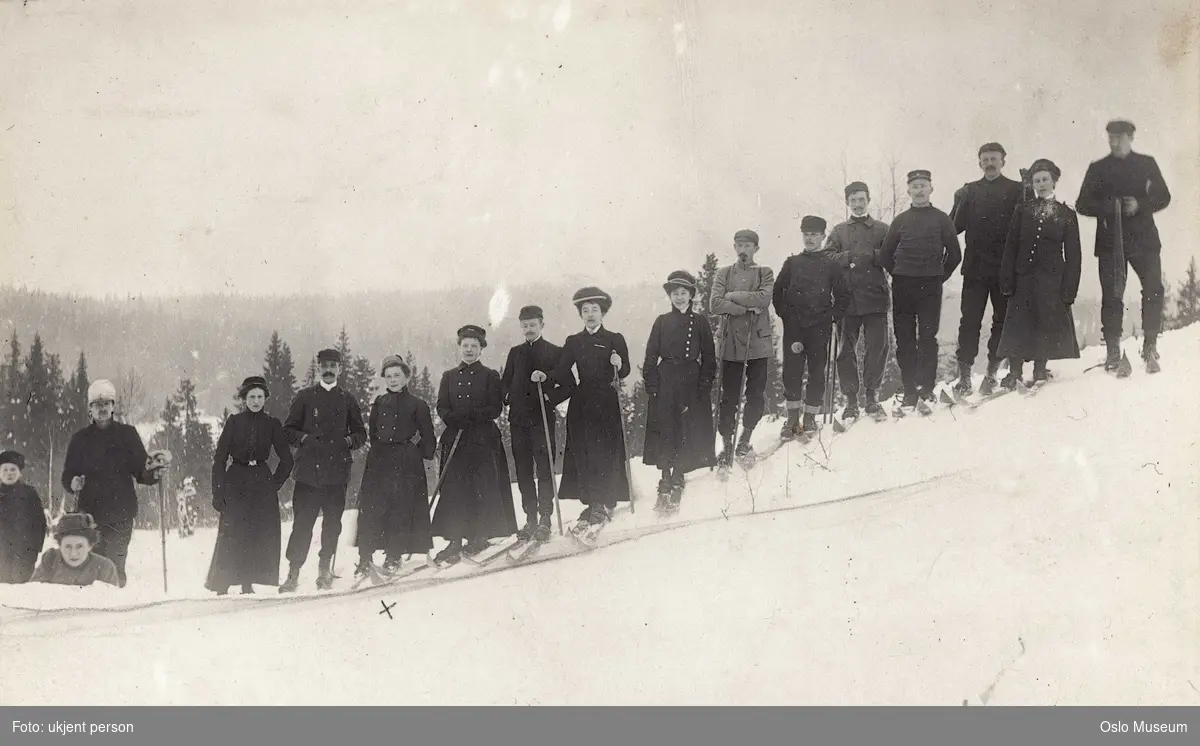 jorde, snø, gruppe, menn, kvinner, skiløpere, skitur