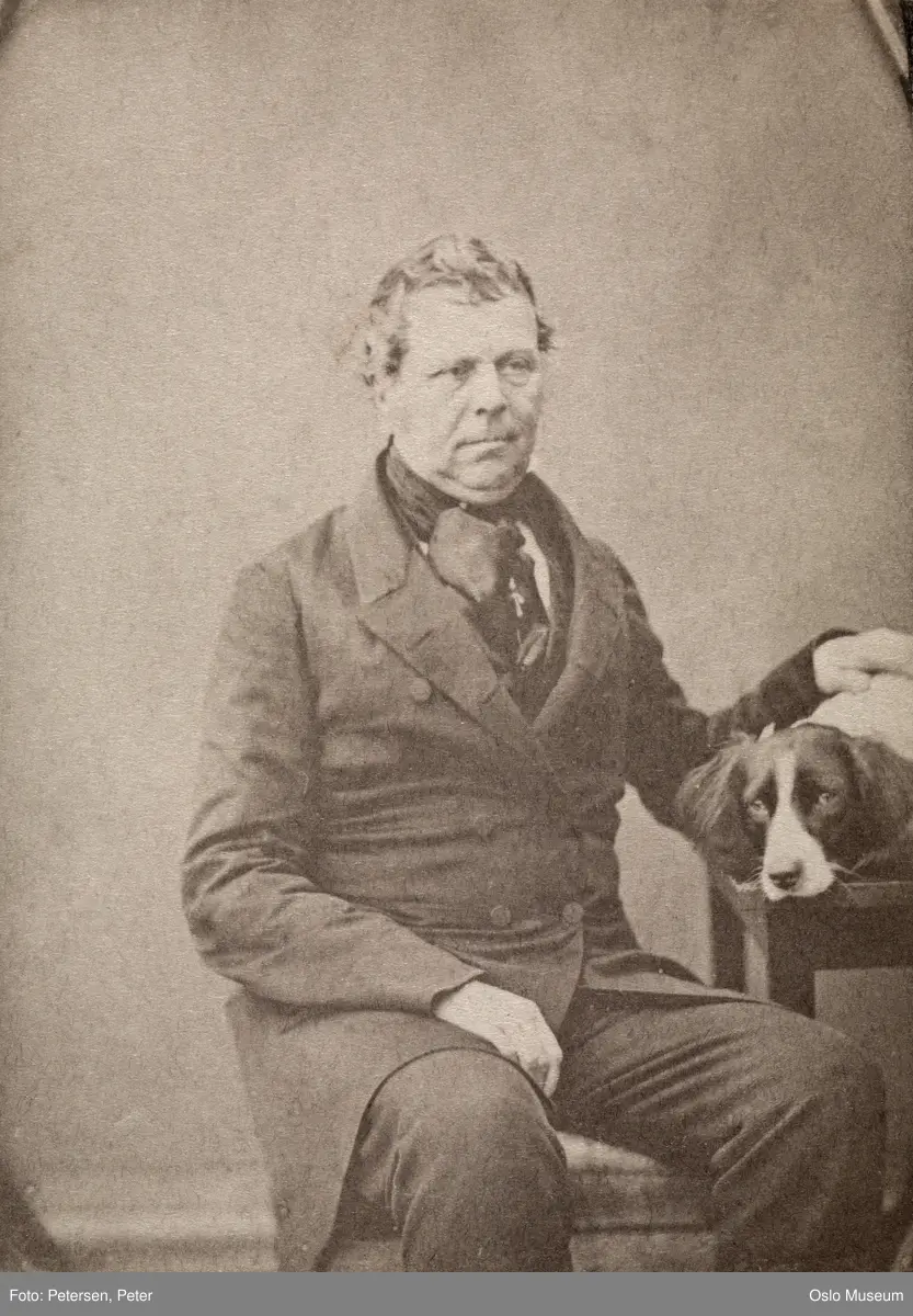 portrett, mann, sittende knefigur, hund Cato