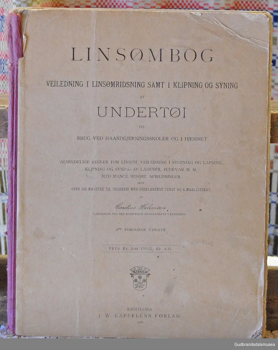 Lærebok i linsøm mm. Brukt ved husholdningsskolen på Gunstad i Ringebu. Rektangulær, innbundet bok. Pag.: 48. Bak på boken er trykt et stort bilde av bygninger; det vil si forlagets forretningslokaler.  