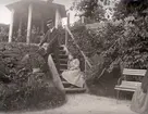 Carl-Gustaf o. Arfhild på trädgårdstrappan. 11/6 1895.