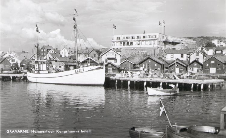 Tryckt text på kortet: "GRAVARNE. Hamnen och Kungshamns hotell".
Noterat på kortet: "GRAVARNE ASKUMS SN. S. SOTENÄS(ET) 24Juli 1955".
"Hamnbild 1950".