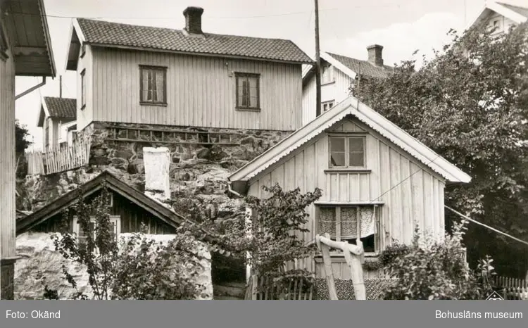 Tryckt text på kortet: "GULLHOLMEN".
Noterat på kortet: "GULLHOLMEN MORLANDA SN".
"STENSTUGAN", GULLHOLMENS ÄLDSTA HUS, DET LILLA HUSET TILL V. 
(se Claes Krantz) "Västhuset" s. 68".