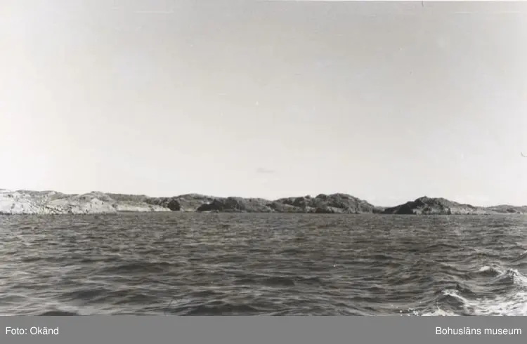 Noterat på kortet: "STIGFJORDEN Sept. 1954".
"UTSIKT ÅT ÖSTER FRÅN FARLEDEN IN MOT LYRÖSUND".