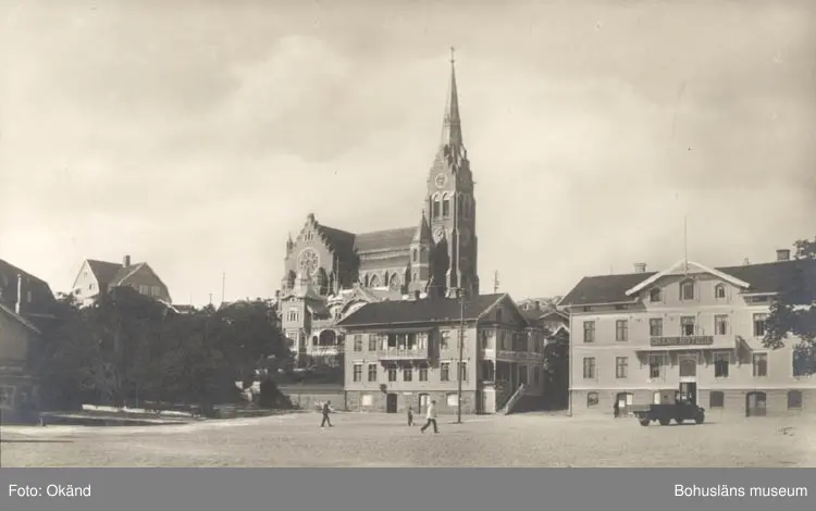 Tryckt text på kortet: "Lysekil. Rosvikstorg med Kyrkan och Grand Hotell".
"Förlag: A. Hörnfeldt".