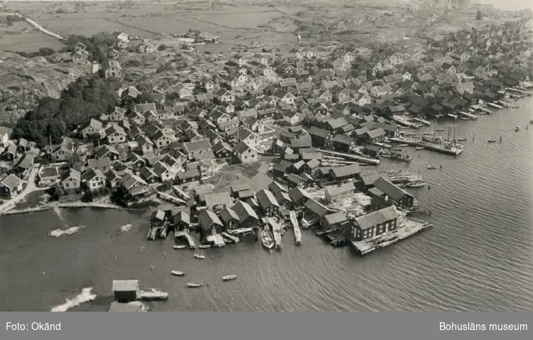 Tryckt text på kortet: "Nordisk Flygtjänst. Flygfotografi N:o B1093. Reproduktion utan vårt medgivande bivras."
Noterat på kortet: "Mollösund."