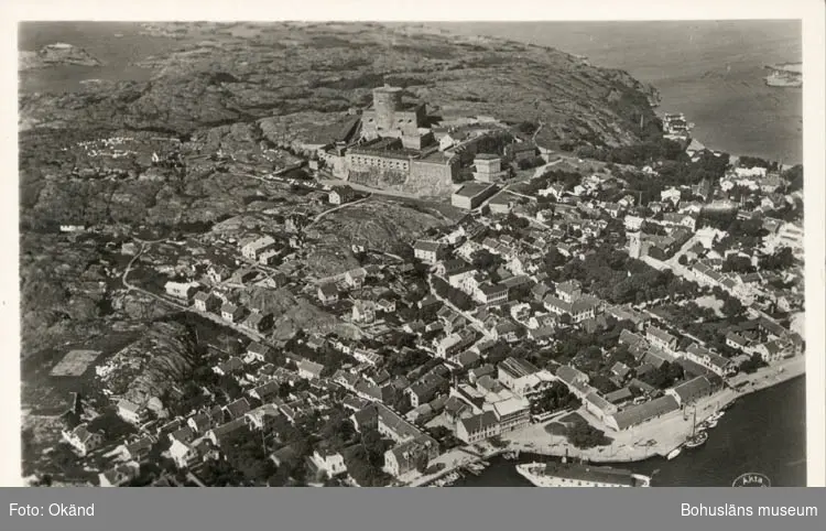 Tryckt text på kortet: "Marstrand från flygplan."
"Förlag: C. J. Johanssons Pappershandel, Marstrand."