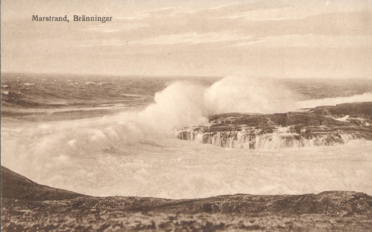 Tryckt text på kortet: "Marstrand. Bränningar."