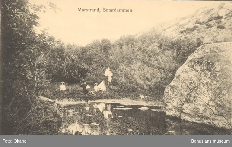 Tryckt text på kortet: "Marstrand. Sotardammen."
"Förlag: Axel Hellman, Marstrand."