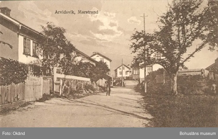 Tryckt text på kortet: "Marstrand. Arvidsvik."
"Förlag: Axel Hellman, Marstrand."