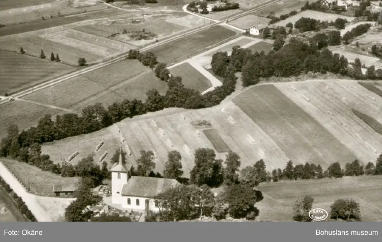 Tryckt text på kortet: "Flygfoto över Röra Kyrka. Orust."
"Ensamrätt & Foto A/B Flygtrafik Dals Långed."