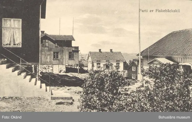 Tryckt text på kortet: "Parti av Fiskebäckskil."
"Tekla Bengtssons Pappershandel, Fiskebäckskil."