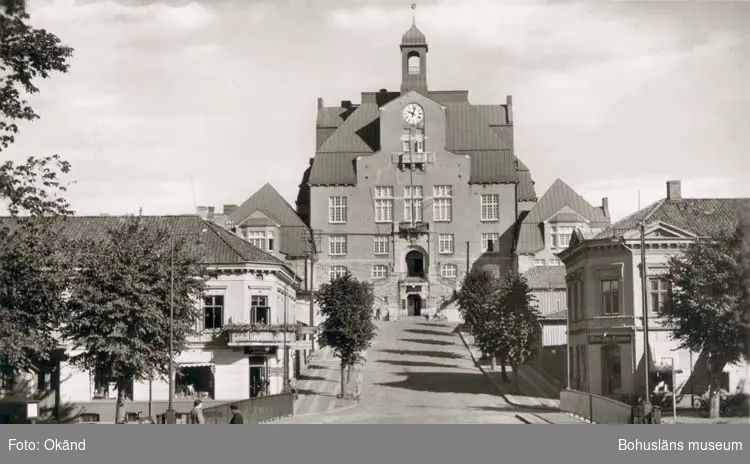 Tryckt text på kortet: "Strömstad. Rådhuset." 
"Förlag: Strömstads Bokhandel, Strömstad."