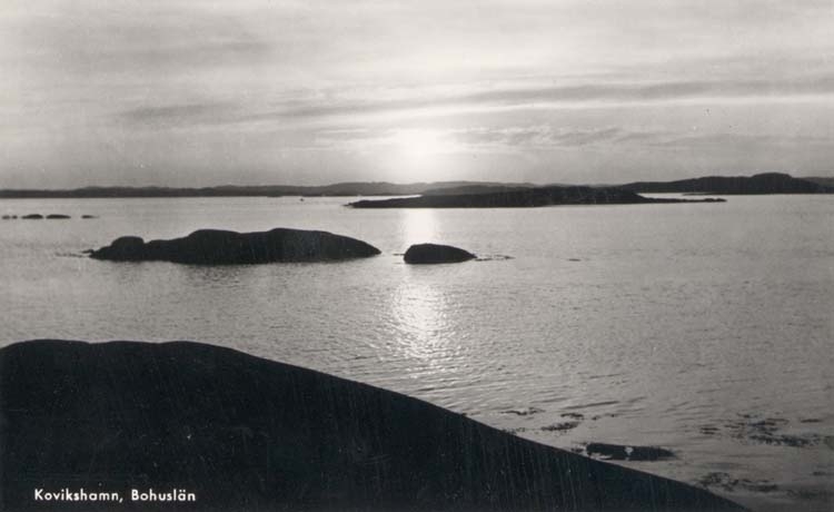 Tryckt text på kortet: "Kovikshamn, Bohuslän."
"Förlag: Olof Lidhall, Harestad."